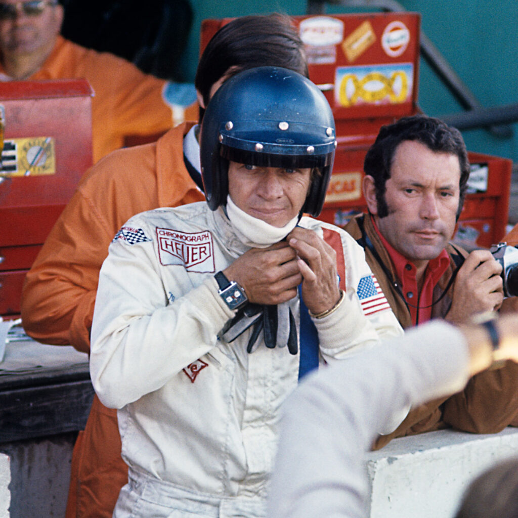 Steve McQueen am Set der rennsportsfilms "Le Mans" trägt die Uhrenikone TAG Heuer Monaco